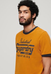 Superdry & Co RINGER WORKWEAR GRAPHIC - Camiseta estampada - heritage ochre brown eclipse navy