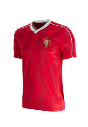 Rood voetbalshirt met korte mouwen, witte kraagafwerking, witte schouderstrepen en een embleem van de Portugese Voetbalfederatie op de borst.
