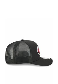 Schwarze Kappe mit Netzrücken, rundem Schirm und einem auffälligen roten Logo auf der Vorderseite. Glatte Stoffoberfläche mit kontrastierenden Nähten.