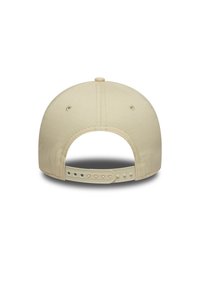 Bēšas beisbola cepure ar noapaļotu formu, teksturētu audumu, regulējamu plastmasas siksniņu aizmugurē un ventilācijas caurumiem sānos.