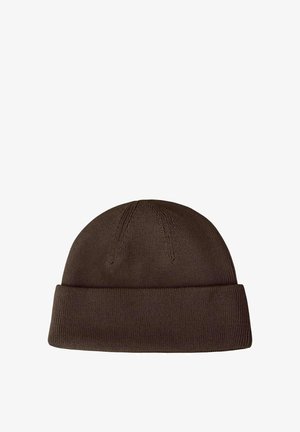 Bruine gebreide muts met een opgerolde rand, een gladde textuur en subtiele naaddetails aan de bovenkant.