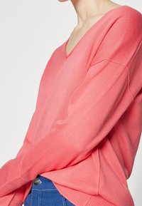 BOSS Stickad tröja - pink