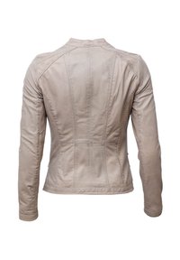 Beige läderjacka med en figursydd design, som har hög krage och vertikala sömmar. Slät yta utan synlig hårdvara eller dekorationer.