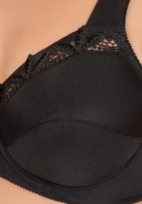 Zwarte beha met kantafwerking en verstelbare bandjes. Glad stoffen cups met een gestructureerde vorm. Kantaccenten aan de bovenkant voegen detail toe.