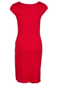 Abito rosso aderente con maniche a cappuccio, design a lunghezza ginocchio, realizzato in tessuto liscio, con un dettaglio di cucitura in vita.
