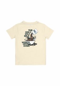 Camiseta de algodón de color crema con mangas cortas, que presenta un gráfico de un tazón, leche derramada y el texto: "La única leche derramada por la que vale la pena llorar" en colores oscuros.