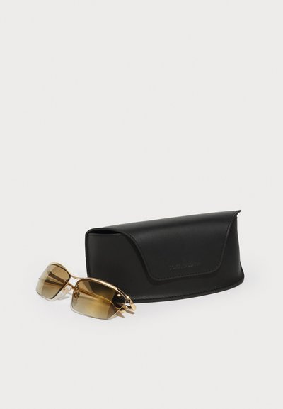 Ochelari de soare cu lentile gradient de culoare maro deschis și accente de metal aurie, alături de un capac de piele texturată neagră cu închidere cu clapetă.