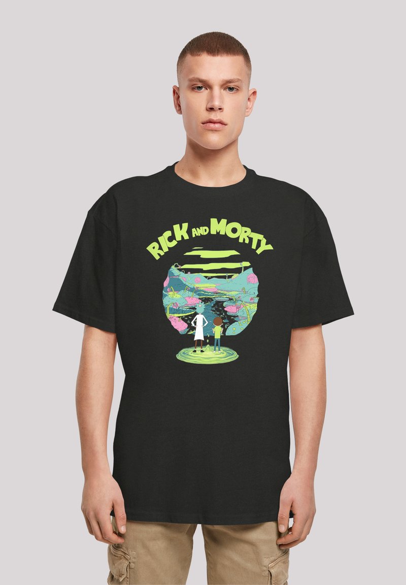 Fekete pamut póló, amelyen egy színes grafika látható Rick és Morty rajzfilm karaktereiről egy halszarin, élénk betűtípussal a tetején.