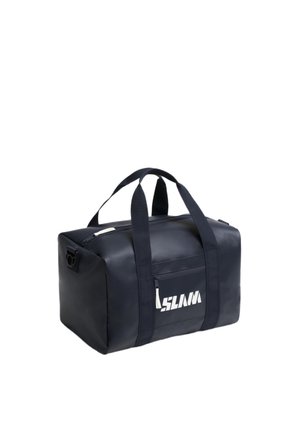 Bolsa de deporte negra con dos asas, una cremallera superior y un bolsillo delantero con un logotipo blanco.