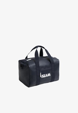 Bolsa de deporte negra con dos asas, una cremallera superior y un bolsillo delantero con un logotipo blanco.