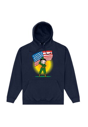 Granatowy hoodie z postacią salutującą w zielonym stroju, trzymającą amerykańskie flagi, na tle żółtej eksplozji graficznej. Zawiera kieszeń z przodu.