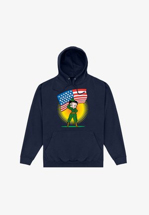 Granatowy hoodie z postacią salutującą w zielonym stroju, trzymającą amerykańskie flagi, na tle żółtej eksplozji graficznej. Zawiera kieszeń z przodu.