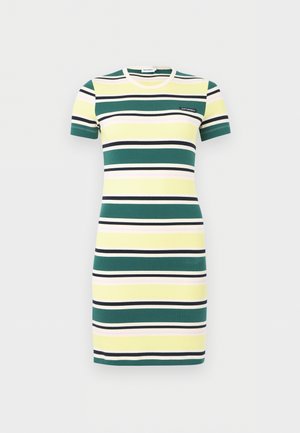 Κοντομάνικο φόρεμα από ριμπ πλεκτό ύφασμα με οριζόντιες ρίγες σε πράσινο, κίτρινο, μαύρο και λευκό, με μικρό μαύρο λογότυπο στο στήθος.