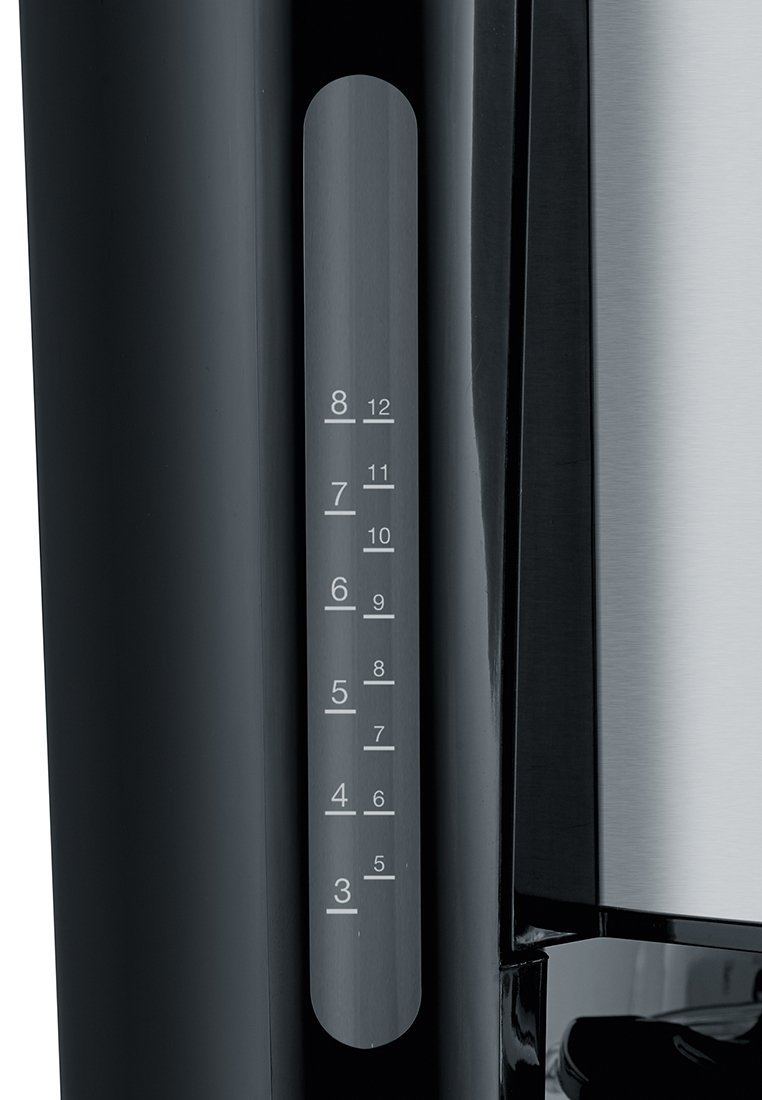Schwarzer Kühlschrank in der Ecke mit einem vertikalen Temperaturregler mit weißen Markierungen, der Zahlen von 3 bis 12 auf einem metallischen Hintergrund anzeigt.