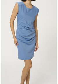 Robe bleu clair jusqu'aux genoux avec une silhouette ajustée, des manches courtes, et un détail de fronces sur le devant, en tissu lisse.