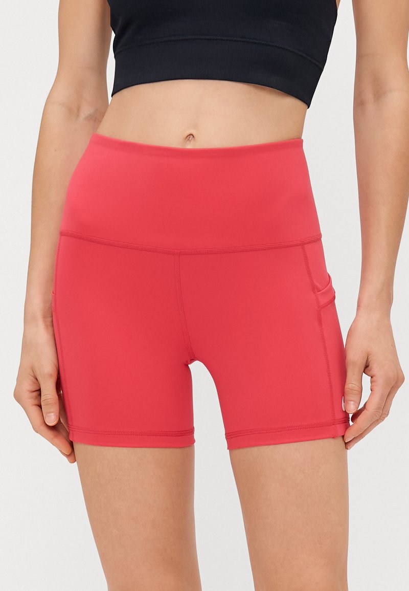 Bermudas ajustadas de cintura alta em rosa brilhante, feitas de um tecido elástico. Apresenta um bolso lateral e costuras lisas e planas para conforto.