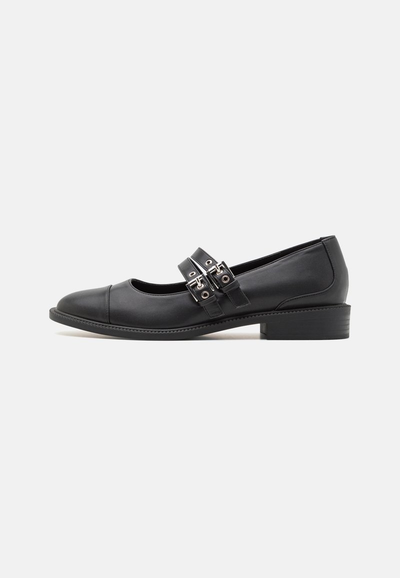 Pantofi Mary Jane din piele neagră, cu vârf rotund, două accente cu cataramă și un toc mic tip bloc. Textură netedă și design simplu.