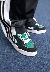 ADI2000 - Scarpe skate - core black/footwear white/collegiate green