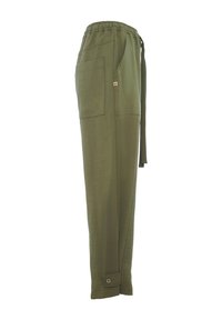 Pantalon vert olive en tissu doux, avec une coupe décontractée, une taille élastique, des poches latérales et des boutons décoratifs aux poignets.