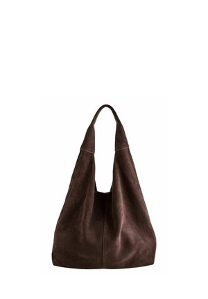 Borsa hobo in suede marrone con una maniglia larga e piegata, caratterizzata da un design minimalista e una finitura morbida e texturizzata.
