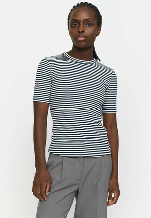 Gestreepte T-shirt met korte mouwen in marineblauw en wit, met een ronde halslijn en een getailleerd ontwerp, gecombineerd met grijze pantalon.