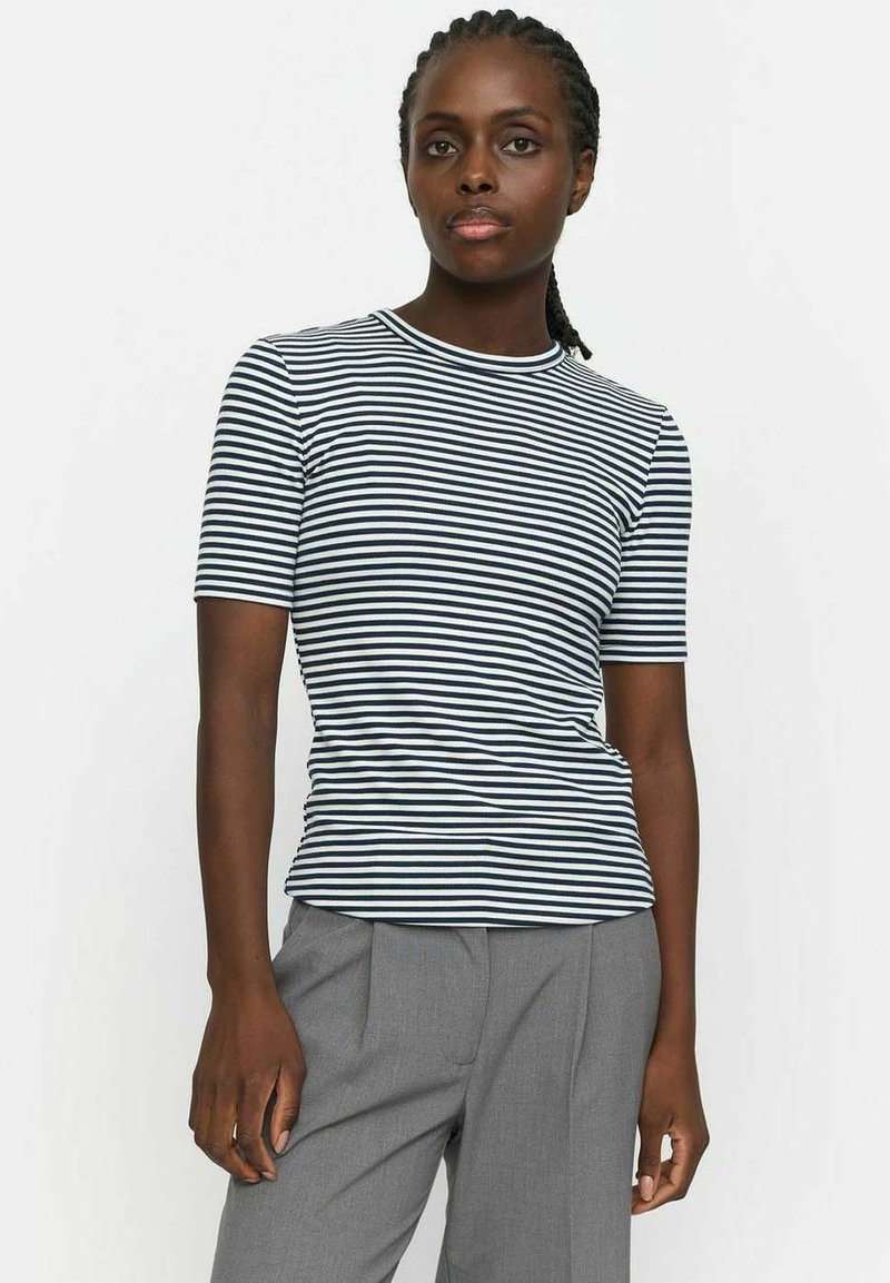 Navy and white striped t-paita, jossa on pyöreä kaula-aukko ja slim fit -malli, yhdistettynä harmaisiin räätälöityihin housuihin.