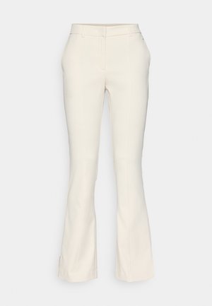 Pantaloni evazați într-o culoare bej deschis, cu un design croitorit, textură netedă și pliuri subtile în față. Material moale cu crăpături laterale.