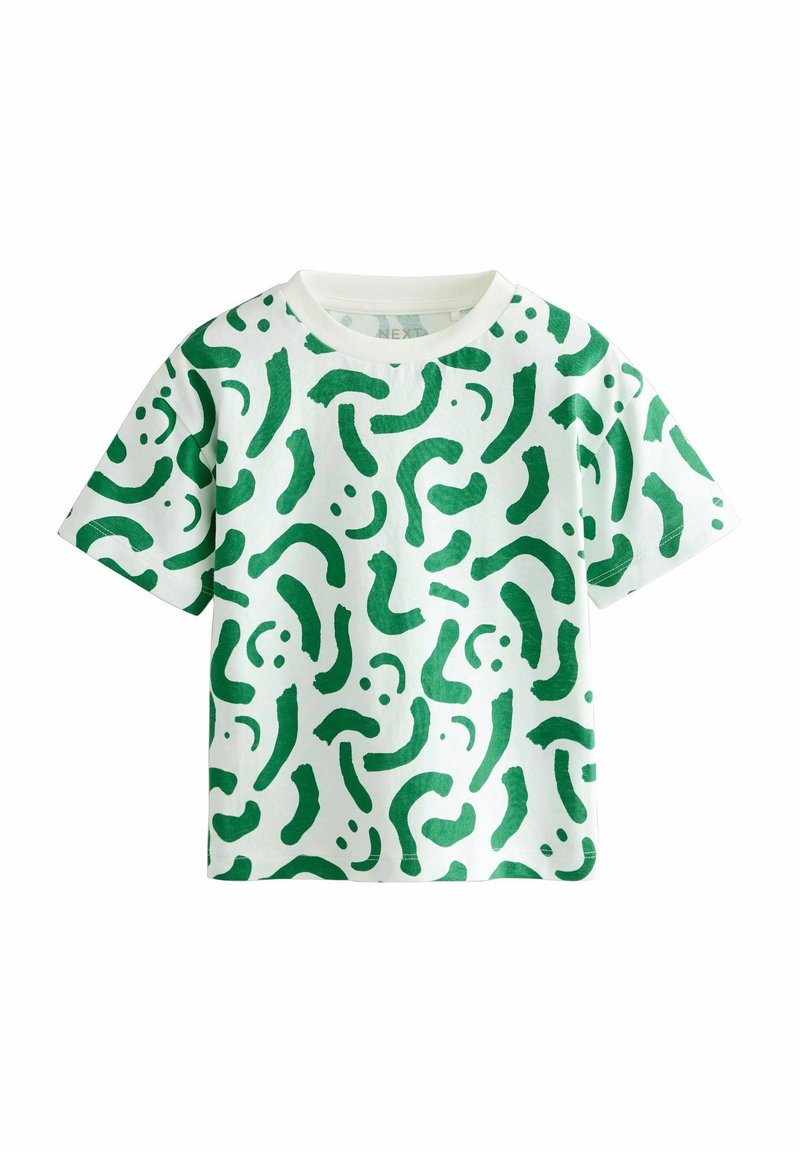 Camiseta blanca con un patrón abstracto verde de formas curvas y puntos, hecha de un suave material de algodón y con cuello redondo.