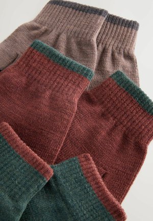 Stricksocken in Schattierungen von Kastanienbraun und Taupe mit gerippten Bündchen in Grün und Grau; texturiertem Stoff, sichtbarem Strickmuster und kontrastierenden Farbakzenten.