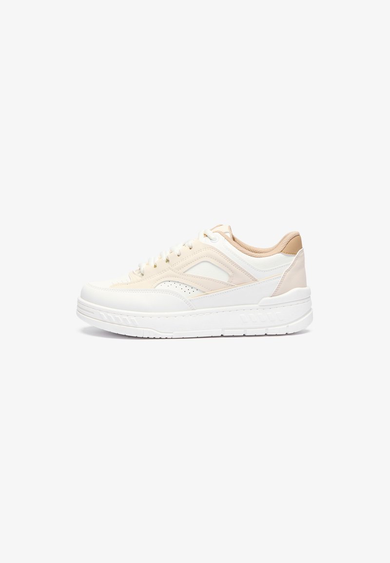 Sneakers z białą i jasnobeżową skórzaną cholewką, z teksturowaną podeszwą pośrednią, perforowanymi detalami i wyściełanym kołnierzem.