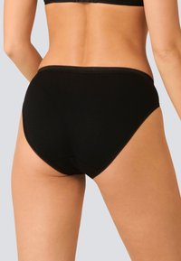 Briefs neri in cotone a vita alta con una texture liscia e un delicato pizzo lungo l'elastico in vita e le aperture delle gambe.