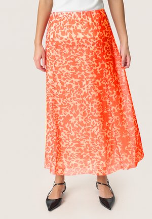 Maxikjol i ljus korall med ett svängande, abstrakt, ljust orange mönster. Tillverkad av lättviktsmaterial, har en svängig design och en åtsittande midja.
