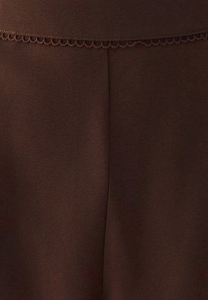 Pruun kangas, millel on sile ja tekstureeritud viimistlus. Vöökoha juures on lokkis ääristus, rõhutades puhtaid jooni ja kohandatud välimust.