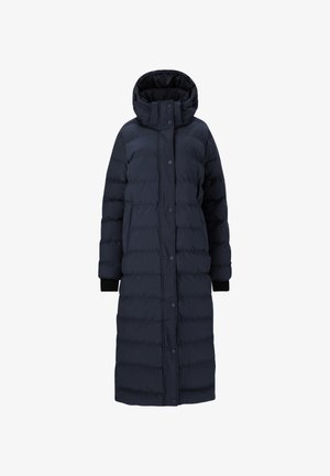 Pitkä, tummansininen untuvaparka korkealla kauluksella, hupulla ja joustavilla hihansuilla. Siinä on tikkikuviointi ja nappikiinnitys edessä.