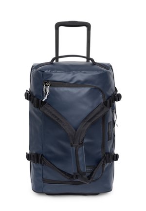 Sac à dos à roulettes imperméable bleu marine avec poignées doubles, poche zippée et bretelles réglables. Matériau texturé et accents noirs robustes.
