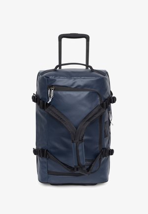 Sac à dos à roulettes imperméable bleu marine avec poignées doubles, poche zippée et bretelles réglables. Matériau texturé et accents noirs robustes.