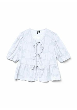 Heled hall blouse, millelise floraarse mustriga, ümmarguse kaelusega ja kolmeveerandi varrukatega. Omab ees sidemeid ja kogumisvööd.