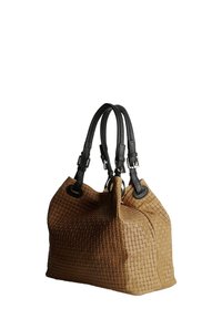 Geweven tan handtas met een slungelige vorm, zwarte leren accenten en twee verstelbare handvatten. Beschikt over een gestructureerd oppervlak met een ruitpatroon.