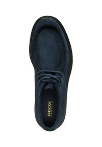 Scarpa in suede blu navy con punta rotonda, design con lacci e dettagli di cucitura discreti. Presenta una superficie liscia e texturizzata e suola in gomma.
