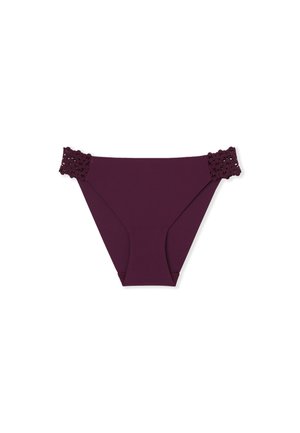 Bas de bikini bordeaux en tissu lisse, coupe en V, orné d'une bordure en dentelle décorative le long de la taille pour plus de détails.