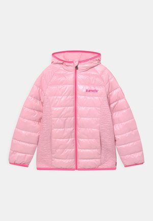 Jas pikowana z kapturem w jasnoróżowym kolorze, z przeszywanymi i fakturowanymi panelami, z pełnym zamkiem błyskawicznym z przodu i różowym logo "Levi's" na piersi.