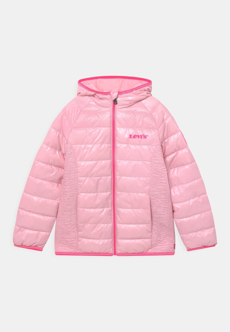 Doudoune à capuche rose clair avec panneaux matelassés et texturés, fermeture éclair intégrale devant et logo rose "Levi's" sur la poitrine.