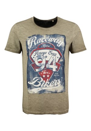 Beiges T-Shirt mit kurzen Ärmeln und abgenutztem blauen und roten Aufdruck mit der Aufschrift "Raceway Bikers 94 Arroyo Seco Tires Drag Racing New Mexico".
