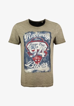 Beiges T-Shirt mit kurzen Ärmeln und abgenutztem blauen und roten Aufdruck mit der Aufschrift "Raceway Bikers 94 Arroyo Seco Tires Drag Racing New Mexico".
