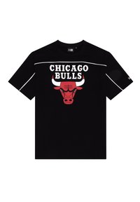 Črna majica s kratkimi rokavi, ki prikazuje napis Chicago Bulls in rdečo glavo bika, z belimi črtami čez prsi in rokave.