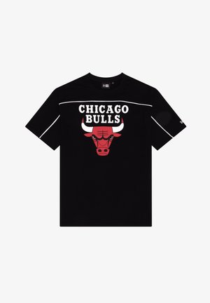 Schwarzes T-Shirt mit Chicago Bulls Schriftzug und rotem Stierkopf-Logo, mit weißen Streifen über die Brust und die Ärmel.