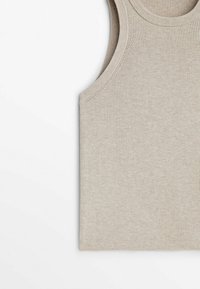 Débardeur en maille côtelée beige sans manches avec encolure ronde, présenté à plat sur un fond blanc.