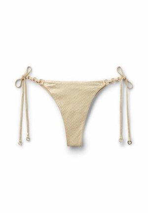 Beige texturierter Bikini-Slip mit seitlichen Kordelzügen, die kleine Ringe enthalten, welche den Stoff mit den Bändern verbinden, flach auf weißem Hintergrund präsentiert.