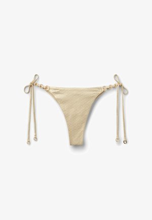 Bas de bikini texturé beige avec cordons de serrage latéraux ornés de petits anneaux reliant le tissu aux cordons, présenté à plat sur fond blanc.