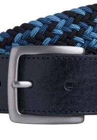 Cinturón tejido que presenta materiales en azul y negro, con un respaldo de cuero negro suave y una hebilla de metal plateado.
